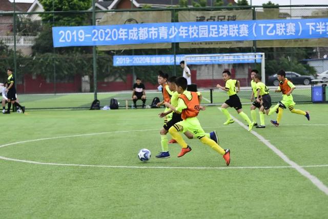 💥炸了炸了！杨瀚森顺下举火烧天单臂隔扣班克斯！本场9中9！